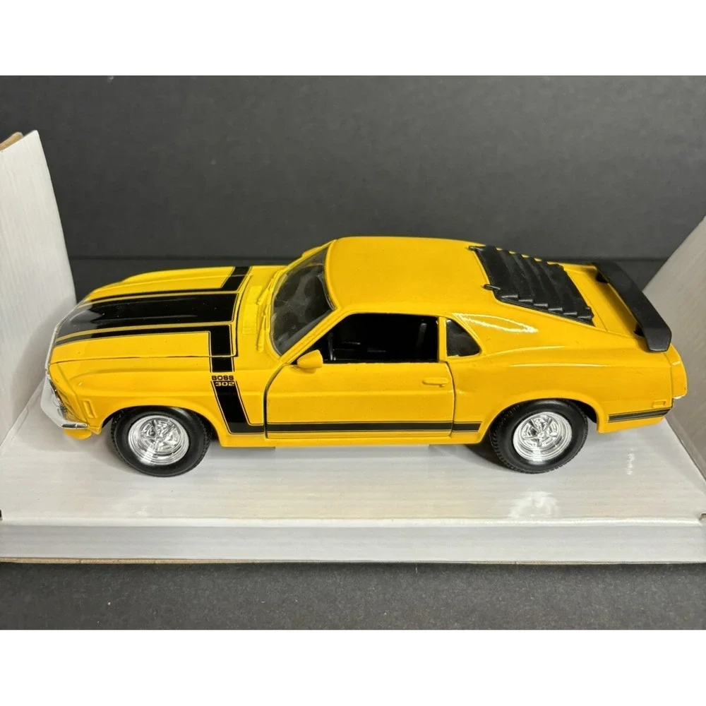 Maisto 1970 Ford Mustang Boss 302 Diecast Car Yellow 1/24 Scale #31900 with Box
